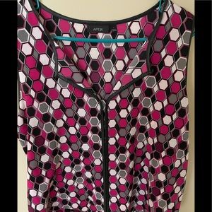 Woman’s dress style sleeveless shirt size large